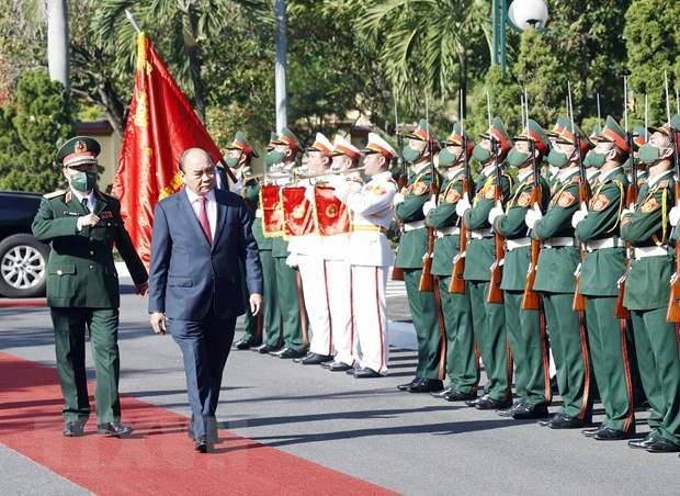 President Nguyen Xuan Phuc at Military Region 5. (Photo: VNA) 
