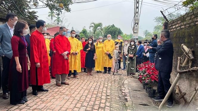 The envoys, mostly from key tourism markets of Viet Nam and Ha Noi, experienced a traditional market space of the most important festival in Vietnam. (Photo: VNA)