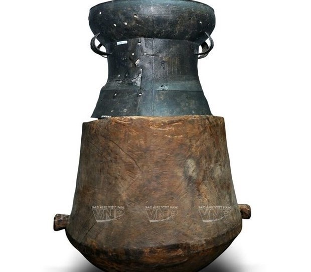 The wooden burial jar with a bronze drum as a lid, dated between the second and the first century BC, is discovered in Phu Chanh commune, Tan Uyen town in 1998. (Photo: Vietnam Pictorial) The wooden burial jar with a bronze drum as a lid, dated between the second and the first century BC, is discovered in Phu Chanh commune, Tan Uyen town in 1998. (Photo: Vietnam Pictorial)