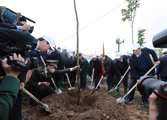 Chủ tịch nước Nguyễn Xuân Phúc và các đại biểu tham dự “Tết trồng cây đời đời nhớ ơn Bác Hồ”. (Nguồn: TTXVN)