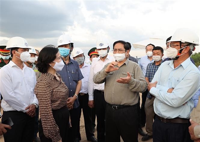 PM made an on-site inspection of the Nha Trang – Cam Lam expressway project in the central province of Khanh Hoa.