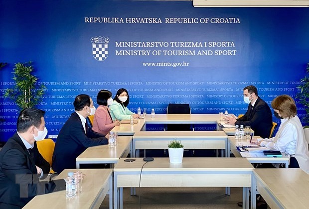 The meeting between Vietnamese Ambassador Nguyen Thi Bich Thao and State Secretary of the Croatian Ministry of Tourism and Sports Tonči Glavina. (Photo: VNA)