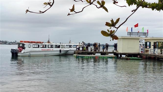 The search is still underway for the missing victims following a boat accident of Cua Dai Beach, Quang Nam province on February 26. (Photo: VNA) The search is still underway for the missing victims following a boat accident of Cua Dai Beach, Quang Nam province on February 26. (Photo: VNA)