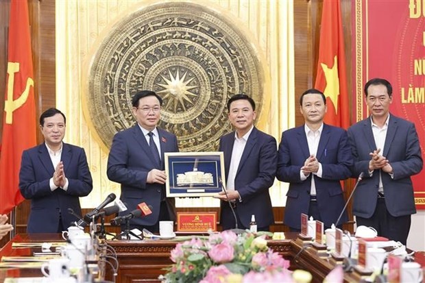 National Assembly Chairman Vuong Dinh Hue (second from left) presents a souvenir to Thanh Hoa authorities (Photo: VNA)