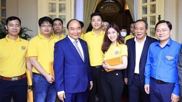 President Nguyen Xuan Phuc meets with outstanding young people