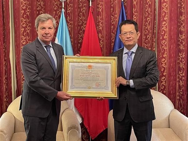 Vietnamese Ambassador to Argentina Duong Quoc Thanh (right) presents the Friendship Order to Juan Carlos Valle Raleigh, former Ambassador of Argentina to Vietnam. (Photo: VNA)