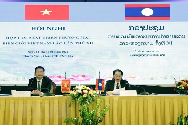 Vietnamese Minister of Industry and Trade Nguyen Hong Dien (L) and his Lao counterpart Khampheng Xaysompheng co-chair the conference. (Photo: VNA)