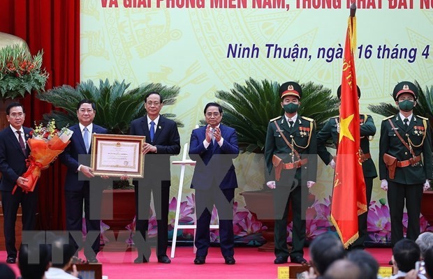 PM Chinh presents first-class Labour Order to the Party Organisation, administration and locals of Ninh Thuan (Photo: VNA)