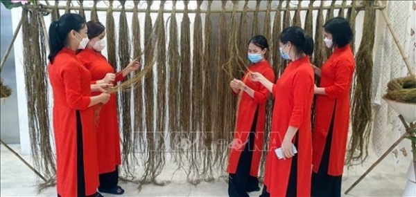 Quang Ninh exhibition highlights Ao Dai made of silk, hemp