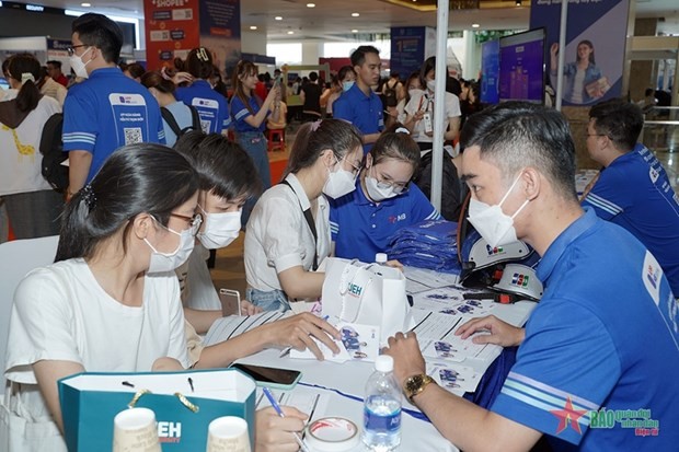 The UEH Career Fair takes place on April 17, attracting more than 5,000 students. (Photo: Quan Doi Nhan Dan)