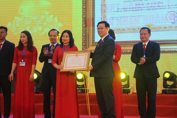 National Assembly Chairman Vuong Dinh Hue (second, right) presents the first-class Labour Order to the Nguyen Duy Trinh High School on May 1. (Photo: VNA)