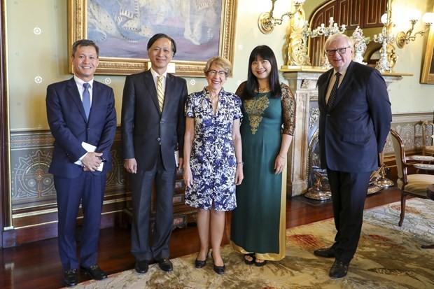 Vietnamese Ambassador Nguyen Tat Thanh (second, left) pays a courtesy visit to NSW Governor Margaret Beazley (centre). (Photo: VNA)