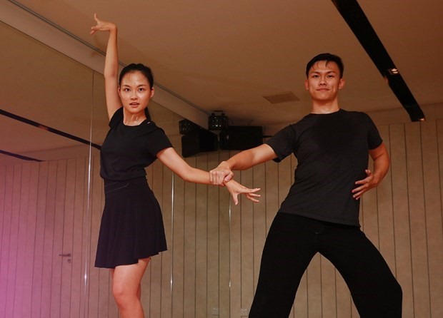 Singaporean dancesport star Chelsy Tsan and his elder brother (Photo: razor.tv)