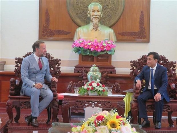 Vice Chairman of the Can Tho People’s Committee Nguyen Ngoc He (R) and the Dutch Consul General in Ho Chi Minh City, Daniel Stork. (Photo: VNA)
