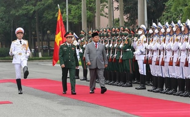 Defence Ministers Phan Van Giang (left) and Prabowo Subianto review the guard of honour at the official welcome ceremony for the Indonesian official in Hanoi on May 13. (Photo: VNA)