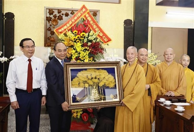 President Nguyen Xuan Phuc visits Hue Nghiem pagoda. (Photo: VNA)