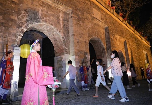 Tourists visit the Thang Long Imperial Citadel. (Photo: VNA)