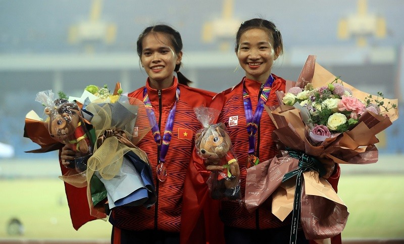 Runners Nguyen Thi Oanh (right) and Pham Thi Hong Le won the gold and silver medals in the women’s 5,000m event at SEA Games 31. (Photo: VNA)