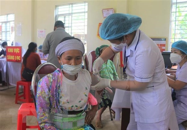 Health workers inject the third shot of COVID-19 vaccine for ethnic minority people in Thuong Thon, Ha Quang district, the northern province of Cao Bang. (Photo: VNA)