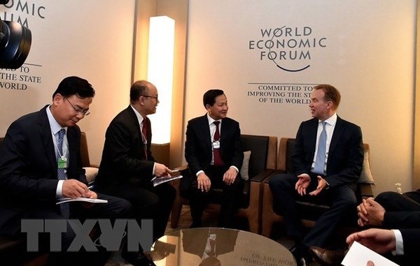 Deputy Prime Minister Le Minh Khai meets WEF President Borge Brende. (Photo: VNA)