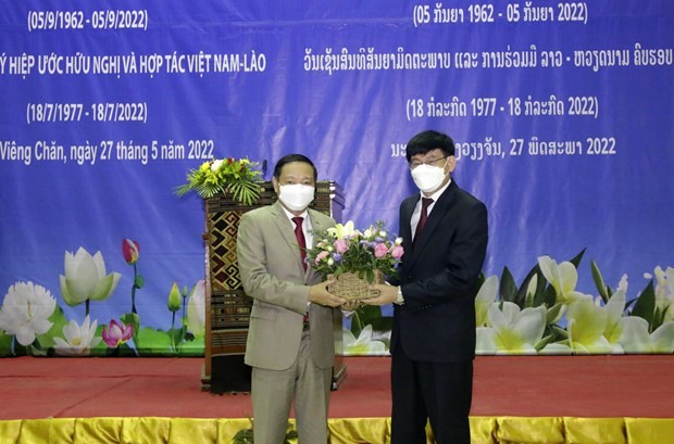 Lao Minister of Education and Sports Phout Simmalavong (right) and Vietnamese Ambassador to Laos Nguyen Ba Hung. (Photo: VNA)