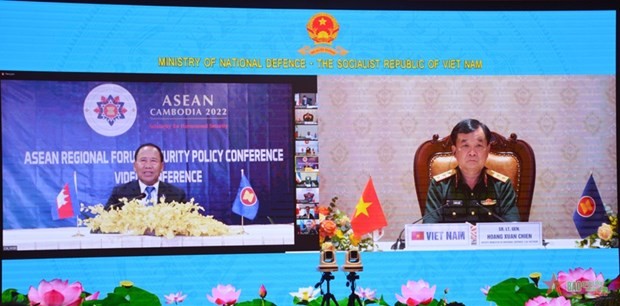 Cambodia's General Nem Sowat (R) and Vietnam's Deputy Defence Minister Sen. Lt. Gen. Hoang Xuan Chien at the online conference on June 3. (Photo: qdnd.vn)