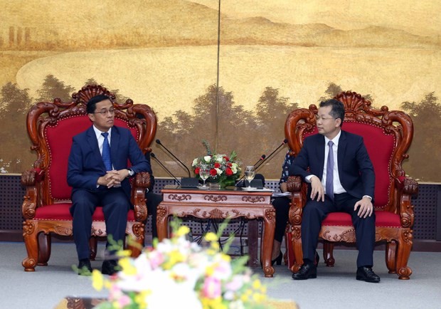 Secretary of the Da Nang Municipal Party Committee Nguyen Van Quang (R) meets with Secretary of the Party Committee and Governor of Sekong province of Laos Leklay Sivilay on June 9. (Photo: VNA) 