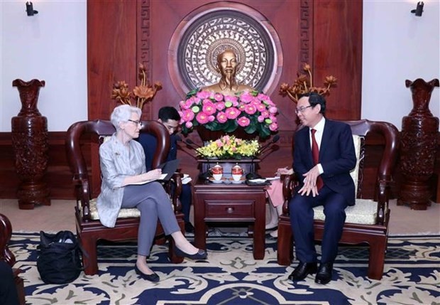 At the meeting between Secretary of the municipal Party Committee Nguyen Van Nen and US Deputy Secretary of State Wendy Sherman. (Photo: VNA)