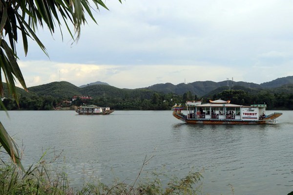 Tourists take a boat ride on the Huong (Perfume) River which flows through Hue city. (Source: VNA)