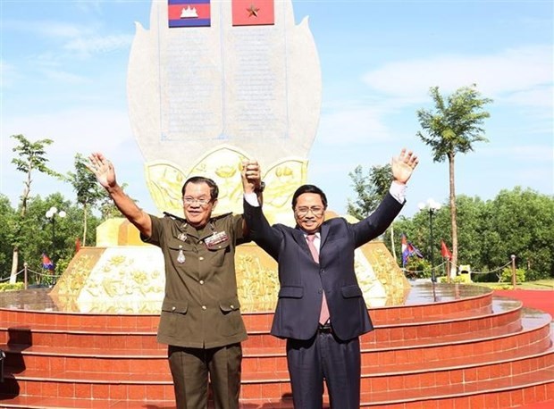 Prime Minister Pham Minh Chinh (R) and Cambodian Prime Minister Samdech Techo Hun Sen at the event. (Source: VNA)