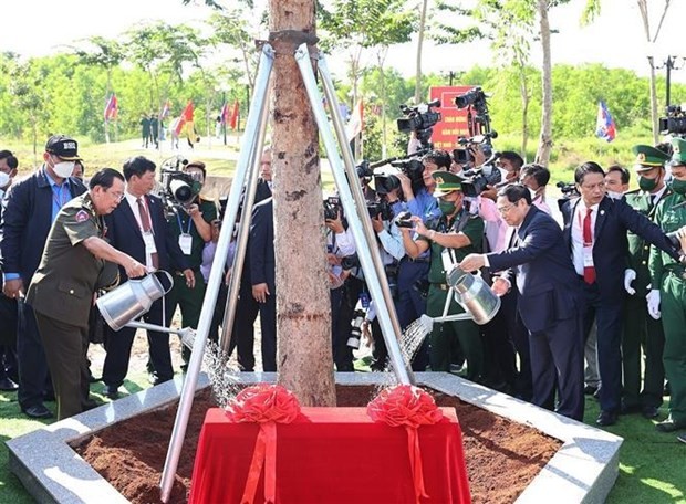 The two PMs join a tree planting ceremony. (Source: VNA)