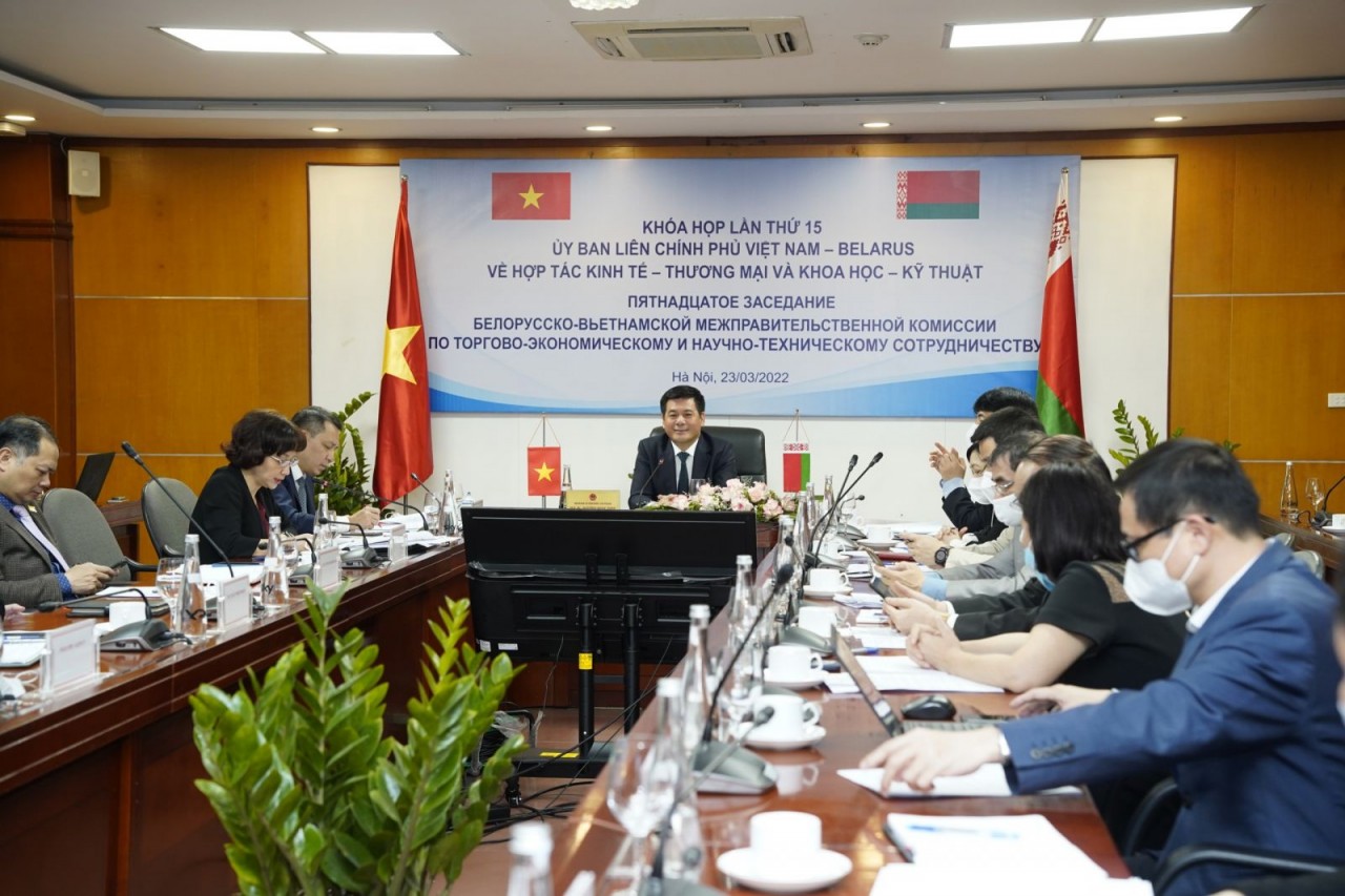Vietnamese Minister of Industry and Trade Nguyen Hong Dien and Belarusian Deputy Prime Minister Anatoly Sivak on March 23 co-chaired the 15th meeting of the Vietnam-Belarus Inter-Governmental Committee on Economic, Trade and Scientific-Technological Cooperation in the form of teleconference. (Source: MOIT)