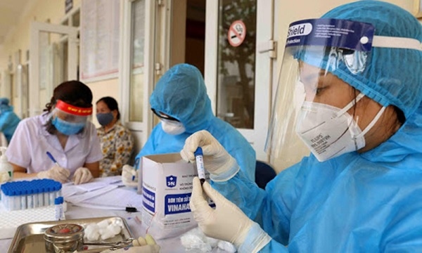 Cán bộ y tế Hà Nội lấy mẫu xét nghiệm Covid-19 cho người dân. (Nguồn: SK&ĐS)