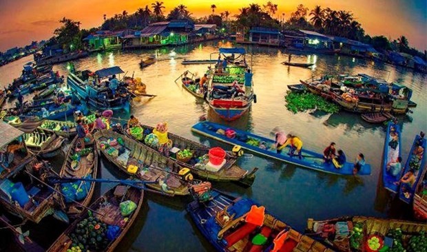 A photo titled “Phong Dien floating market” by Tran Anh Thang is given a certificate of honour. (Photo: qdnd.vn)