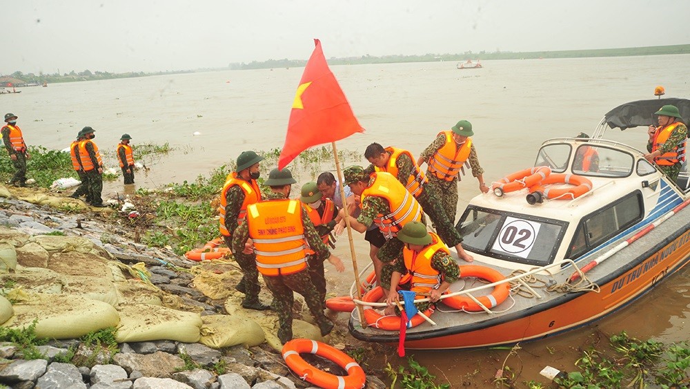 A drill of saving people from drowning during a dyke rupture. (Source: baobacgiang.com.vn)