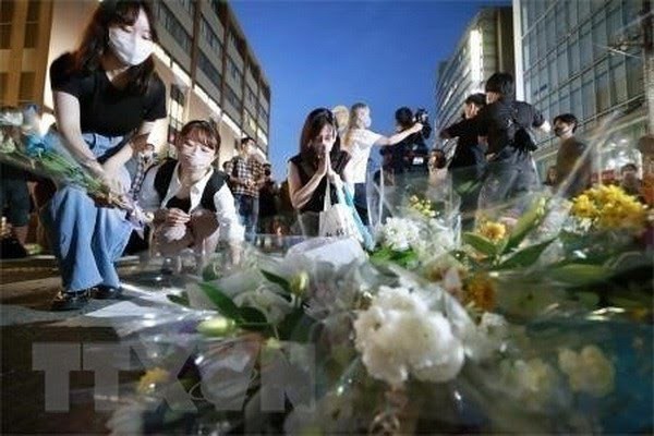 People lay flowers in memory of former Prime Minister Abe Shinzo in Nara, Japan. (Source: VNA)