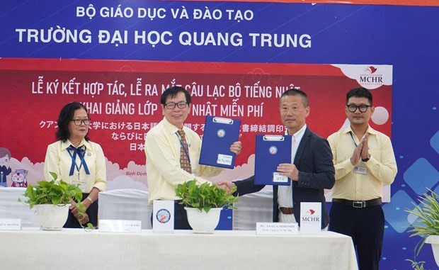 BRepresentatives of Quang Trung University and the Japan-Vietnam MCHR Consultant Co. Ltd sign the cooperation programme on July 9. (Source: VNA)