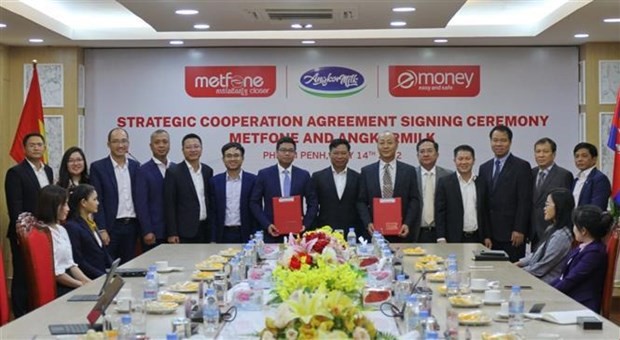 Metfone and Angkok Dairy Products Co.Ltd (Angkormilk), two  Vietnamese-invested firms, on July 14 inked an agreement to develop telecommunications services and e-payments in Cambodia. (Source: VNA)