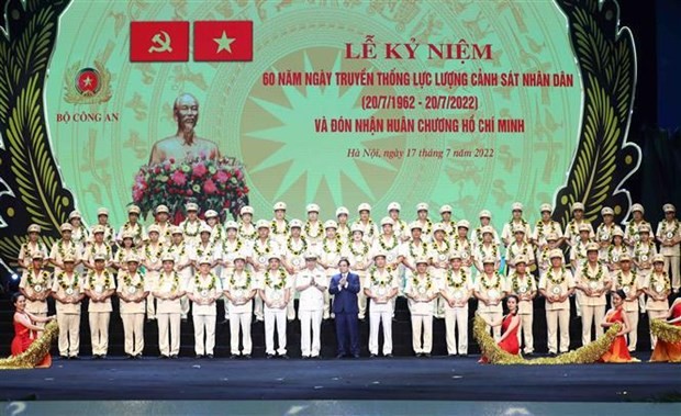 Prime Minister Pham Minh Chinh, Minister of Public Security To Lam and 60 outstanding police officers at the ceremony on July 17. (Source: VNA)