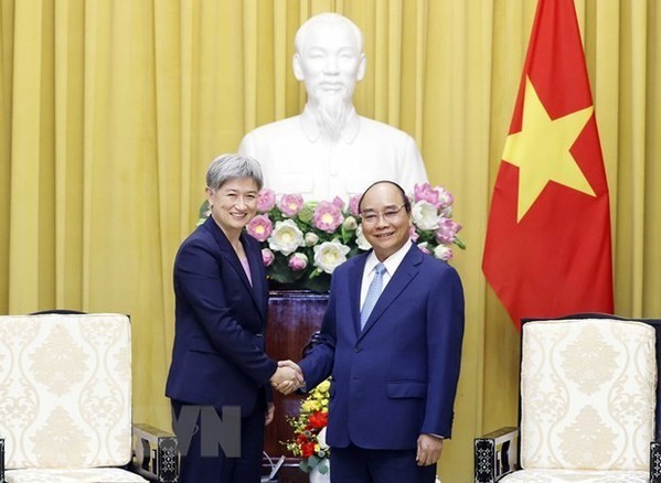 President Nguyen Xuan Phuc (R) welcomes Australian Foreign Minister Penny Wong. (Photo: VNA)