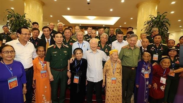 Party chief Nguyen Phu Trong meets revolution contributors