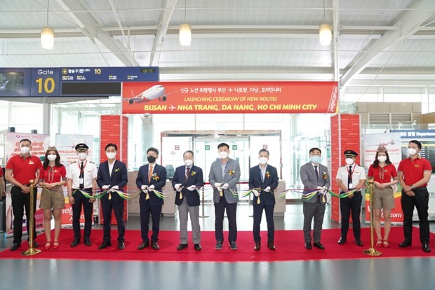 Delegates cut the ribbon to launch new routes. (Photo courtesy of Vietjet)