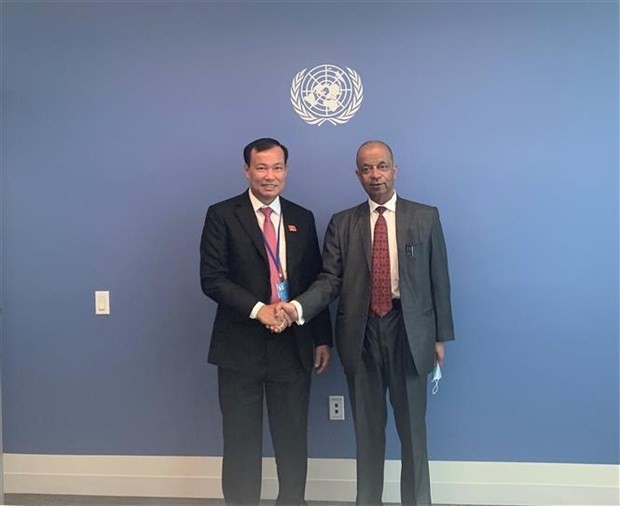 Chairman of the NA’s Committee for National Defence and Security Maj. Gen. Le Tan Toi (L) and UN Under-Secretary-General for Operational Support Atul Khare. (Source: VNA)