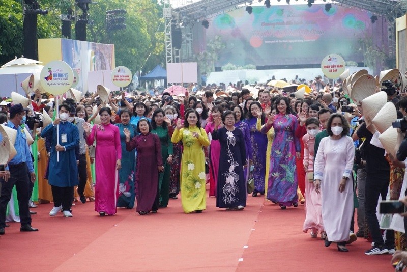 Các đại biểu tham gia diễu hành trong Lễ hội Áo dài lần thứ 8 tại Thành phố Hồ Chí Minh, tháng 3/2022. (Nguồn: VOV)