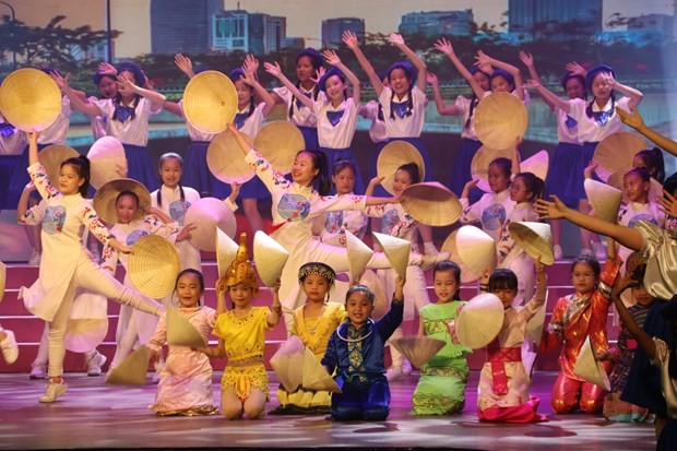 A performance by Vietnamese children at the cultural exchange on August 13. (Source: VNA)