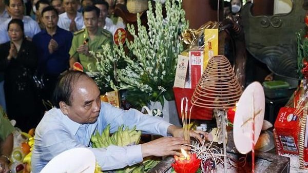 President Nguyen Xuan Phuc pays tributes to President Ho Chi Minh