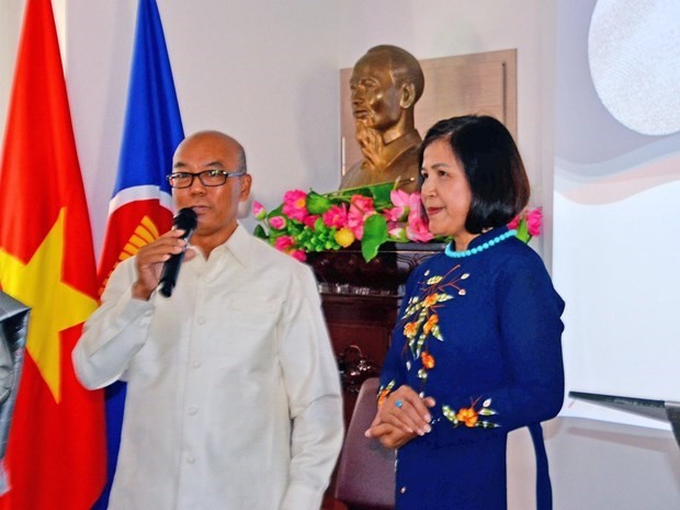 Ambassador Le Thi Tuyet Mai, Permanent Representative of Vietnam in Geneva (R), and her Lao counterpart Ambassador Latsamy Keomany at the gathering. (Source: VNA)