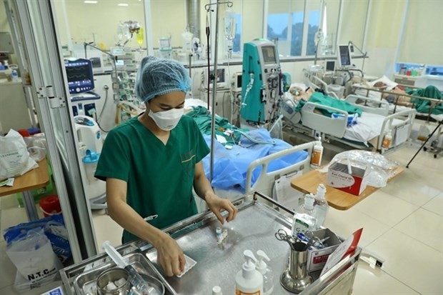 A medical worker prepares medicine for COVID-19 patients at the National Hospital for Tropical Diseases' Intensive Care Unit. (Source: VNA)