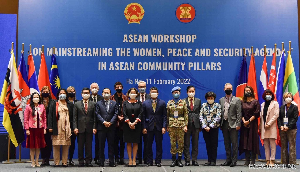 Các đại biểu tham dự Hội thảo ASEAN về lồng ghép Nghị sự Phụ nữ, Hòa bình và An ninh vào các trụ cột Cộng đồng ASEAN” từ đầu cầu Hà Nội. (Ảnh: Nguyễn Hồng)