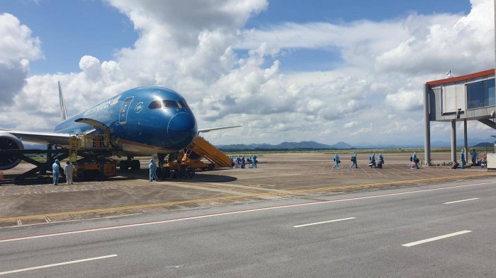 Chuyến bay chở 297 công dân Việt Nam có First 'COVID-19 vaccine passport' flight lands at Van Don International Airport